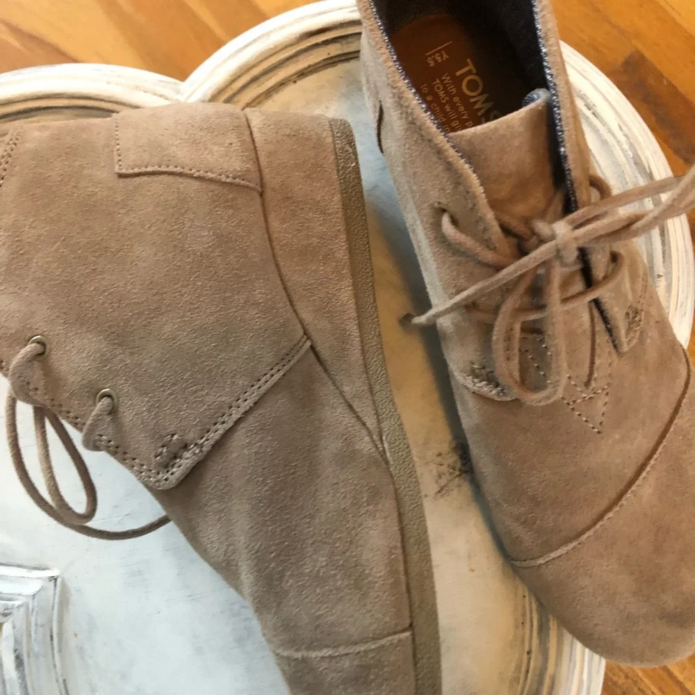 TOMS‎ DESERT WEDGE BOOTIES 5.5